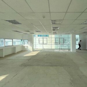 Khách hàng đi xem mặt bằng trống tại tòa nhà Savista Realty