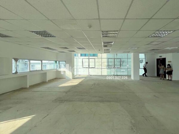 Khách hàng đi xem mặt bằng trống tại tòa nhà Savista Realty