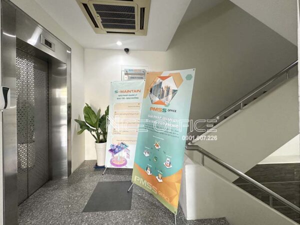Lối thang bộ và thang máy tại tòa nhà Savista Realty