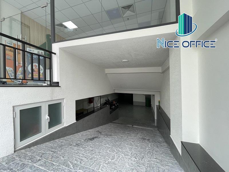 Lối xuống hầm xe tại tòa nhà AB Office quận 1