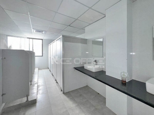 Nhà vệ sinh nam tại Qcoop Tower Nguyễn Xí