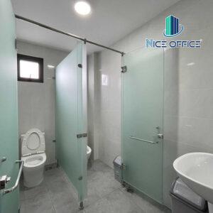 Nhà vệ sinh tại mỗi tầng tòa nhà AB Office