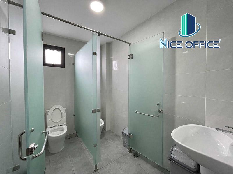 Nhà vệ sinh tại mỗi tầng tòa nhà AB Office