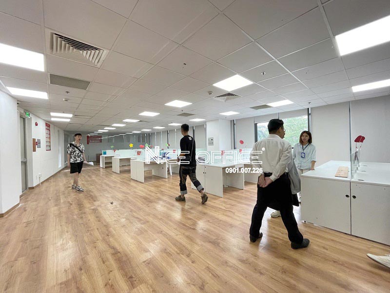 Khách hàng của Nice Office đi xem văn phòng sang nhượng tại tòa An Phú Building
