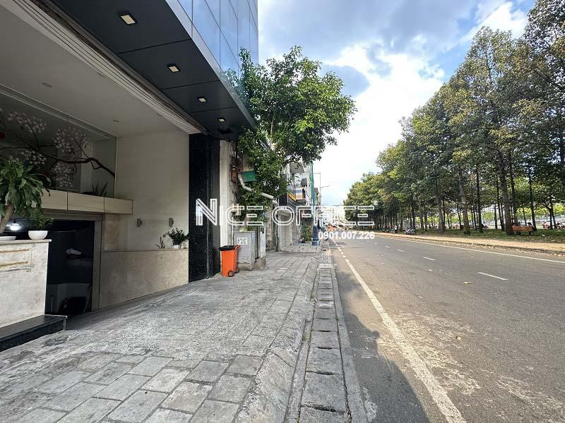 khuon-vien-phia-truoc-toa-nha-an-phat-building