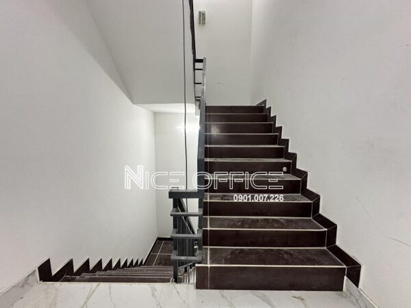 Lối thang bộ tại tòa nhà Victory Tower Nguyễn Oanh