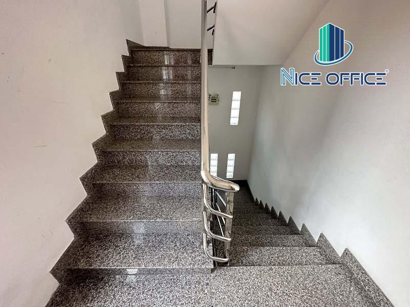 loi-thang-bo-thoat-hiem-tai-24-nguyen-binh-khiem-quan-1 Lối thang bộ thoát hiểm tại tòa nhà 24 Nguyễn Bỉnh Khiêm