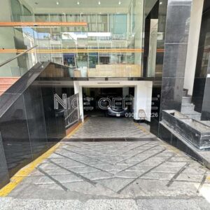 Lối xuống hầm xe tại tòa nhà 24 Nguyễn Bỉnh Khiêm