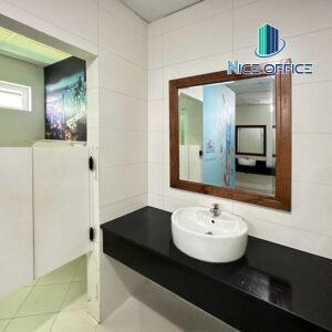 Nhà vệ sinh tại mỗi tầng tòa nhà 24 Nguyễn Bỉnh Khiêm