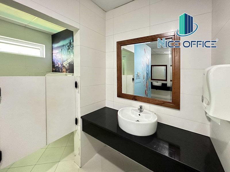 nha-ve-sinh-tai-moi-tang-toa-nha-24-nguyen-binh-khien Nhà vệ sinh tại mỗi tầng tòa nhà 24 Nguyễn Bỉnh Khiêm