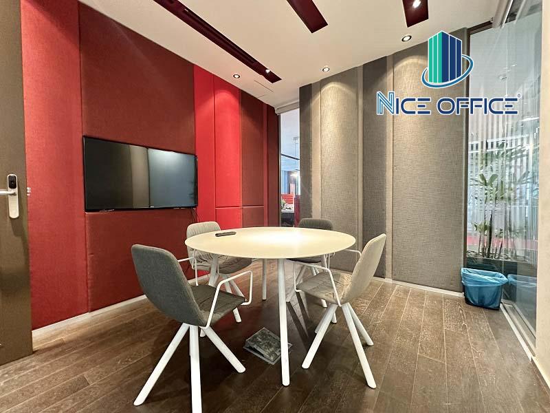 Phòng họp nhỏ tại Regus Deutsches Haus có đầy đủ trang thiết bị tivi máy chiếu