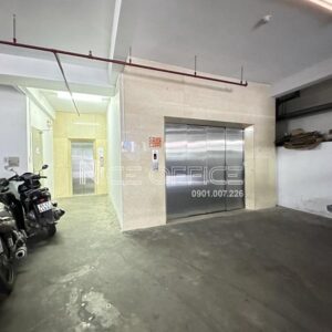 Thang máy di chuyển ô tô xuống tầng B2