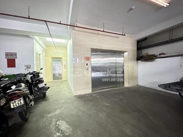 Thang máy di chuyển ô tô xuống tầng B2