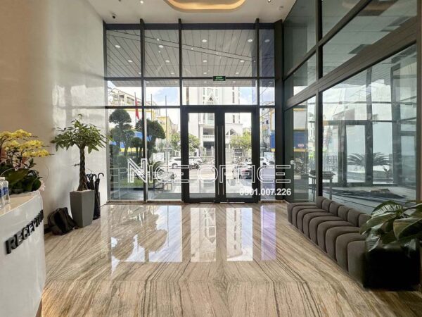 Khu vực chờ khách tại sảnh trệt tòa nhà L'mak 68 Phan Đăng Lưu