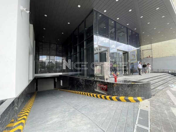Lối xuống hầm xe tại tòa nhà L'MAK Phan Đăng Lưu