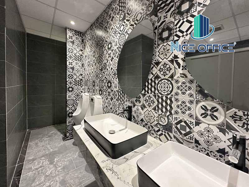 Nhà vệ sinh nam tại mỗi tầng