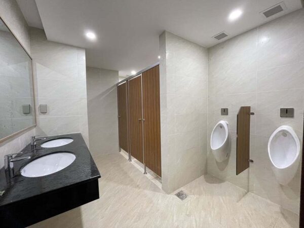Nhà vệ sinh tại mỗi tầng tòa nhà Moza Yên Thế