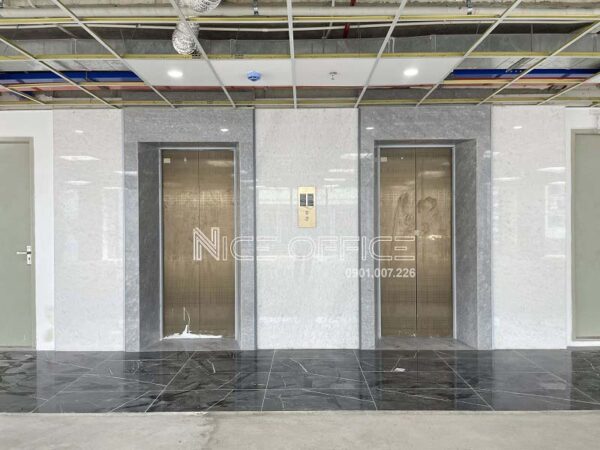 Thang máy tại tòa nhà Moza Yên Thế