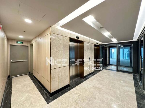 Thang máy và thang thoát hiểm tại tòa nhà Lmak 68 Phan Đăng Lưu