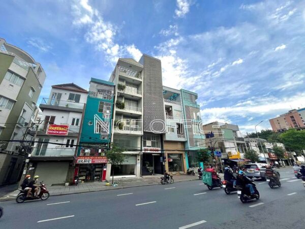 Đường Đinh Bộ Lĩnh, phía trước tòa nhà HT Moon Building