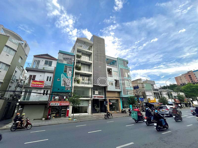 Đường Đinh Bộ Lĩnh, phía trước tòa nhà HT Moon Building