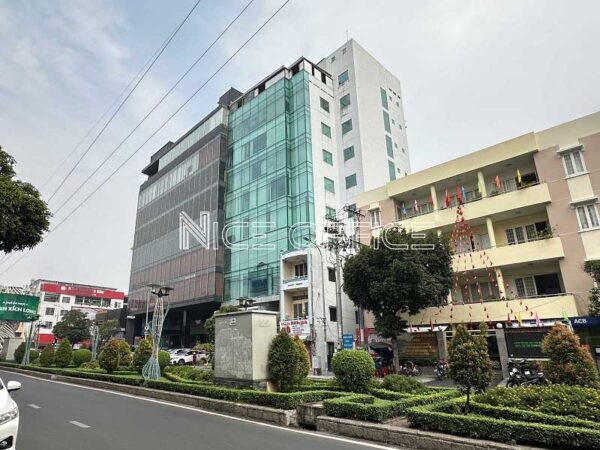 Đường Phan Xích Long phía trước tòa nhà VNO Building luôn thông thoáng