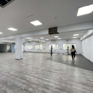 Khách hàng đi xem văn phòng tại tòa nhà Bình Minh Building