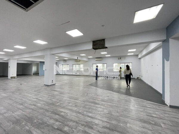 Khách hàng đi xem văn phòng tại tòa nhà Bình Minh Building