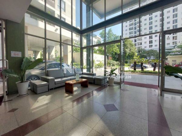 Khu vực chờ tại sảnh trệt tòa nhà Botanic Towers