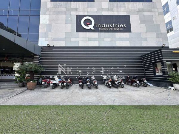 Khu vực đậu xe máy phía trước tòa nhà Q Industries Building