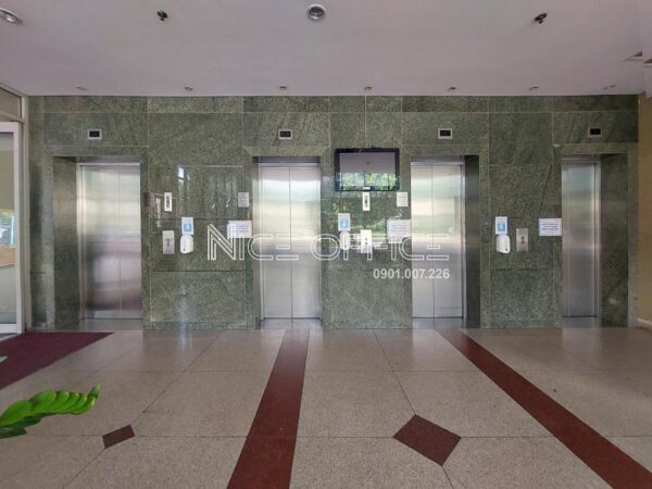 Khu vực thang máy tại tòa nhà Botanic Towers