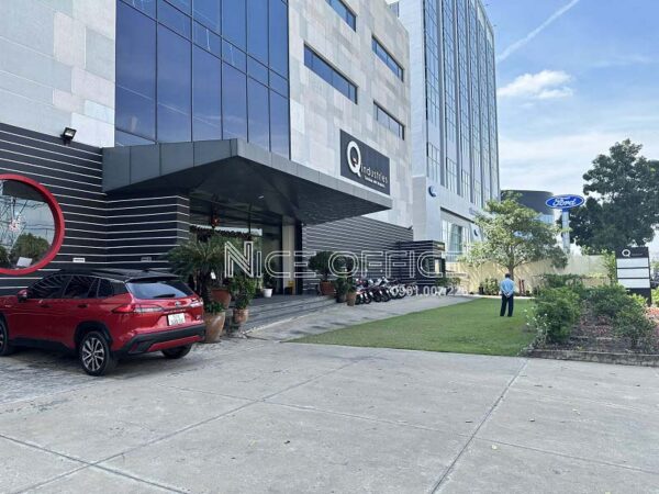 Khuôn viên phía trước tòa nhà Q Industries Building