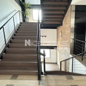 Lối thang bộ rộng rãi tại tòa nhà Q Industries Building
