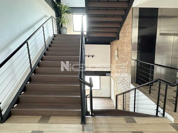 Lối thang bộ rộng rãi tại tòa nhà Q Industries Building