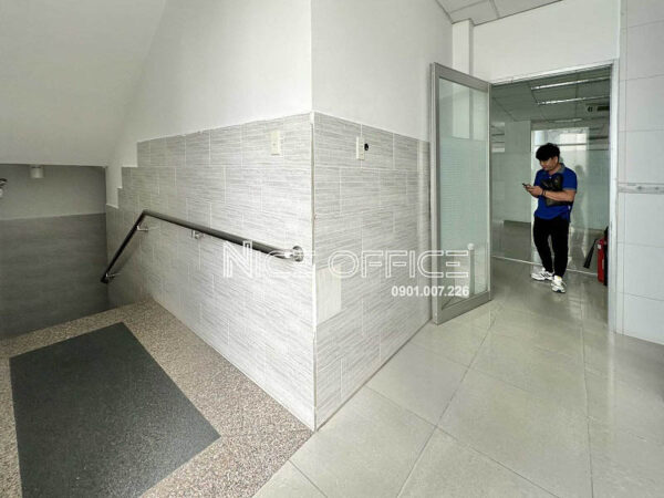 Lối thang bộ tại tòa nhà VNO Building Phan Xích Long