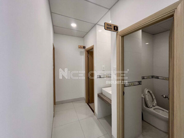 Nhà vệ sinh nam nữ tại mỗi tầng tòa nhà TKG Building