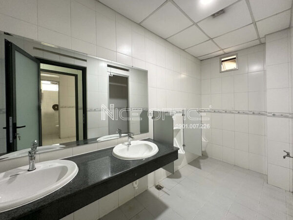 Nhậ vệ sinh nam tại mỗi tầng