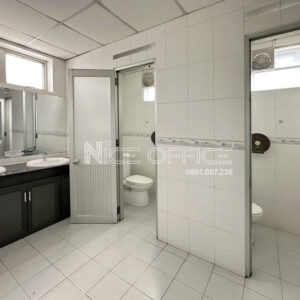 Nhà vệ sinh nữ tại mỗi tầng tòa nhà VNO Building Phan Xích Long