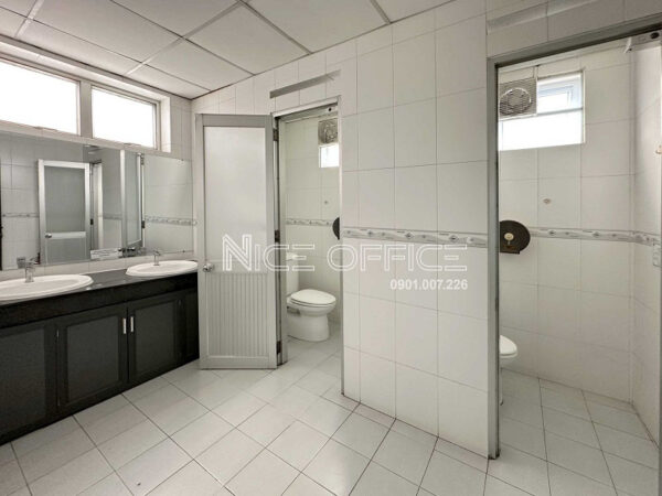 Nhà vệ sinh nữ tại mỗi tầng tòa nhà VNO Building Phan Xích Long