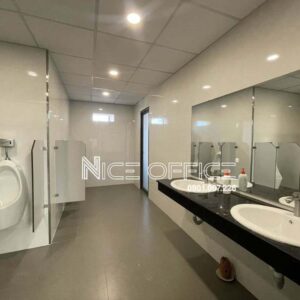 Nhà vệ sinh nam tại mỗi tầng tòa nhà Bình Minh Building