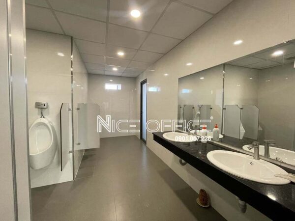 Nhà vệ sinh nam tại mỗi tầng tòa nhà Bình Minh Building