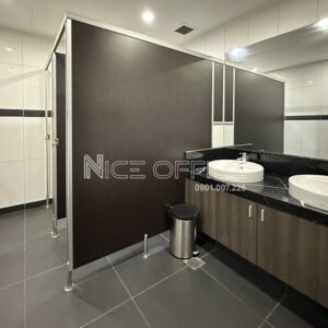 Nhà vệ sinh tại mỗi tầng tòa nhà Q Industries Building