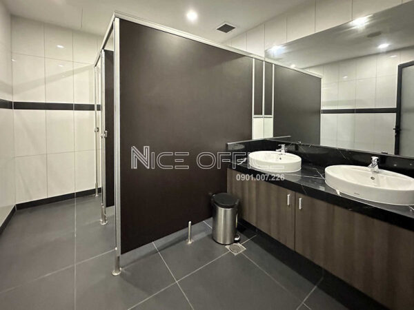 Nhà vệ sinh tại mỗi tầng tòa nhà Q Industries Building
