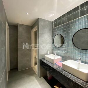 Nhà vệ sinh tại mỗi tầng tòa nhà STA Đào Duy Anh