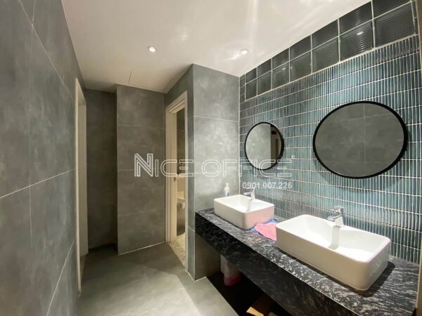Nhà vệ sinh tại mỗi tầng tòa nhà STA Đào Duy Anh