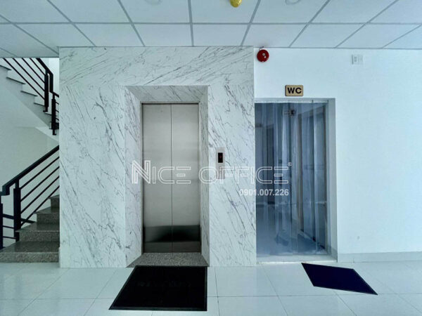 Thang máy và lối thang bộ tại tòa nhà TKG Building