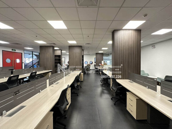 Văn phòng cho thuê tại Q Industries Building có trang bị đầy đủ bàn ghế