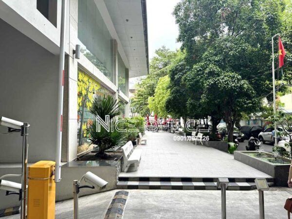 Khuôn viên phía trước tòa nhà Sun Village Building