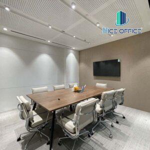 Phòng họp tại văn phòng trọn gói The Nexx được trang bị đầy đủ các thiết bị máy chiếu, tivi, bảng trắng...