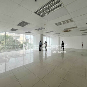 Khách hàng đi xem mặt bằng trống tại tòa nhà Copac Square